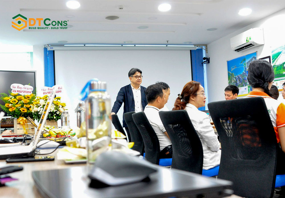 Ảnh CEO growing Talen Nguyễn Thanh Trí tham gia lễ trao bằng leadership và chứng chỉ ISO cho CBNV DTCons
